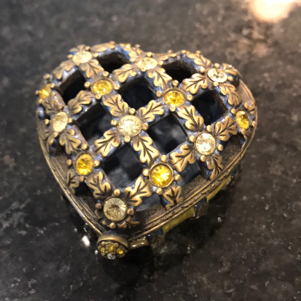 Decorative pill box